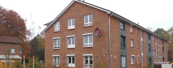 Ein Mehrfamilienhaus aus Rotklinker-Stein